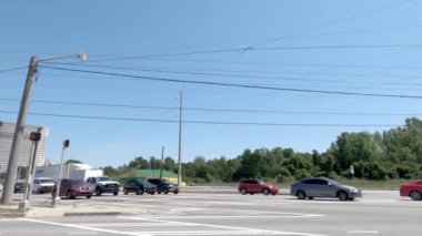 Augusta, Ga USA - 04: 22: POV FPV kavşaktan geçen açık mavi gökyüzü trafiğinde trafiğin yan camı