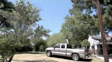 Augusta, Ga USA - 04: 22: POV FPV sürücü yan camı eski tarihi vintage evler ve Martin Luther King BLVD üzerinde yürüyen adam