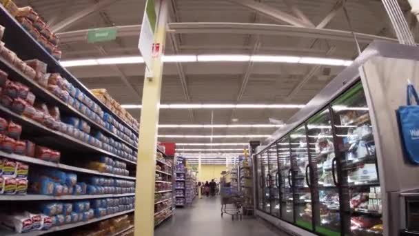 Augusta Usa Walmart Retail Grocery Store Interior Tobacco Road Pan — Vídeo de Stock