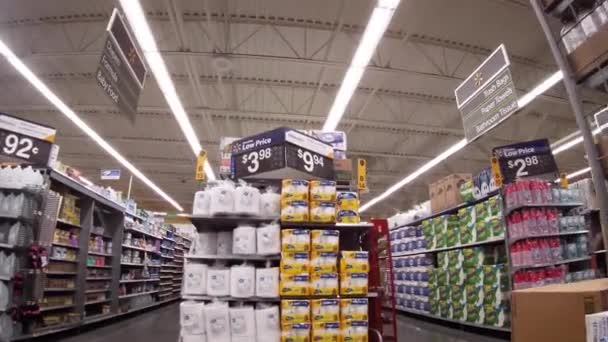 Augusta Usa Der Innenraum Eines Lebensmittelgeschäfts Von Walmart Der Tobacco — Stockvideo