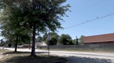 Augusta, Ga USA - 04: 22: POV FPV sürücü yan camı eski tarihi vintage evler ve Martin Luther King BLVD üzerindeki trafik
