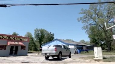 Augusta, Ga USA - 04: 22: POV FPV Martin Luther King Jr. BLVD 'deki terk edilmiş kentsel binaların ve perakende benzin istasyonunun yan camı