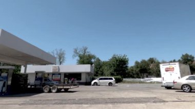 Augusta, Ga USA - 04: 22: POV FPV Martin Luther King Jr. BLVD 'deki kentsel getto perakende benzin istasyonunun yan camı