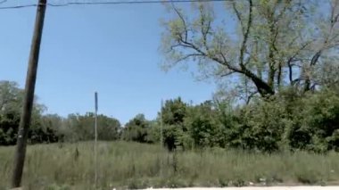 Augusta, Ga USA - 04: 22: POV FPV Martin Luther King Jr. BLVD 'deki kenar mahalle eski evlerinin vitrinlerini kullanıyor