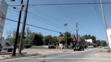 Augusta, Ga USA - 04: 22: POV FPV Martin Luther King Jr. BLVD 'deki kentsel varoş evleri ve binaların yan camı