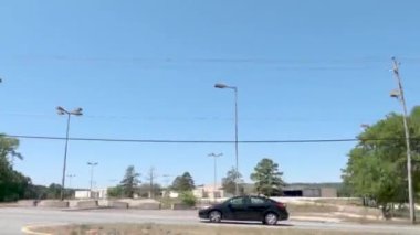 Augusta, Ga USA - 04: 22: POV FPV terk edilmiş Regency alışveriş merkezinin sokak manzaralı yan penceresi 