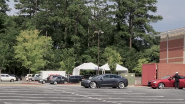 Augusta Usa Covid Test Site White Tents People Grouped Car — Stockvideo
