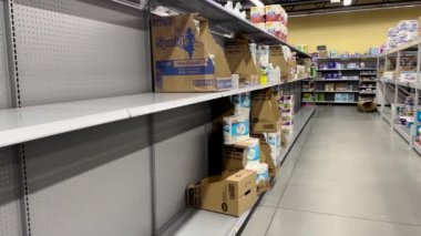 Augusta, Ga USA - 01 09: 22: Walmart boş raflar tedarik zinciri sorunları kağıt havlular ve tuvalet kağıdı
