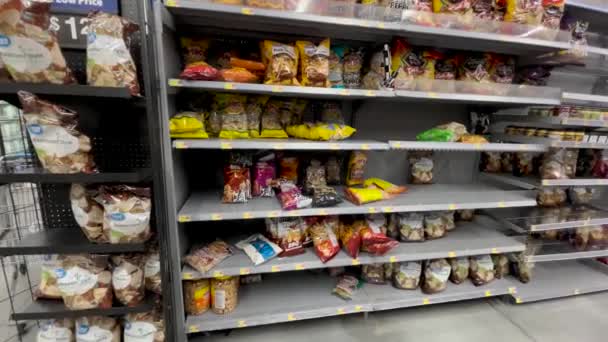 Augusta Usa Walmart Empty Shelves Supply Chain Issues Chip Section — Stockvideo