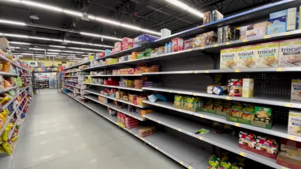 Augusta Usa Walmart Tomma Hyllor Supply Chain Issues Snack Crackers — Stockvideo