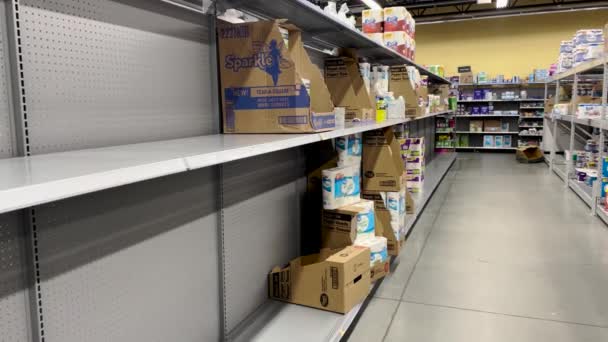 Augusta Usa Порожні Полиці Walmart Постачають Ланцюгові Випуски Паперових Рушників — стокове відео
