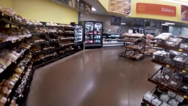 Augusta Eua Walmart Varejo Interior Pessoas Vestindo Rosto Pov Andando — Vídeo de Stock