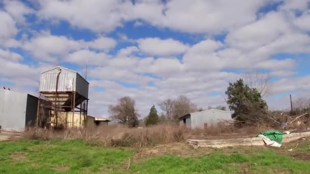 ガイン州バーク郡 青い空と古い歴史的なラウンド錫金属工業ビルとパフィー雲のパン — ストック動画