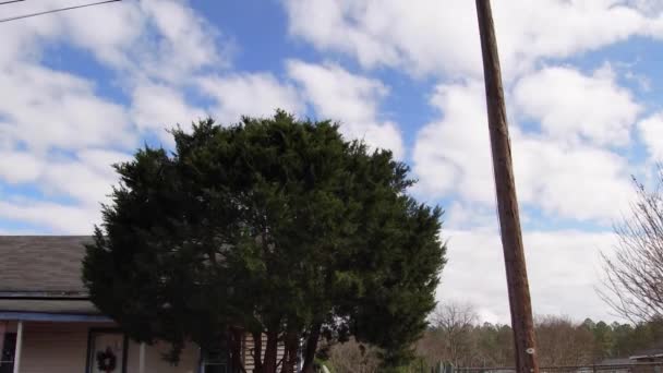 ジョージア州の青い空とヴィンテージの建物と緑の木の速い移動雲 — ストック動画