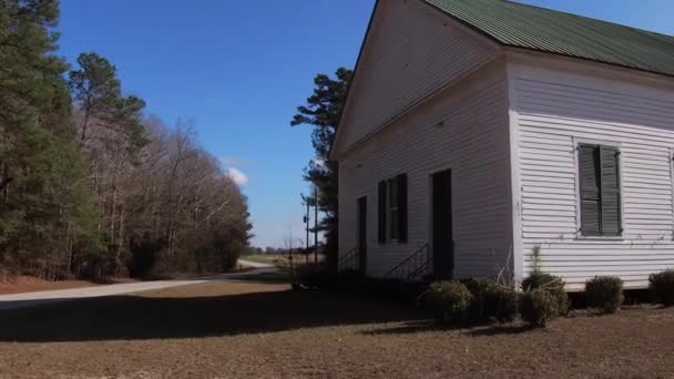 Usa 佐治亚州农村一座历史悠久的绿色和白色教堂的美国小镇 — 图库视频影像