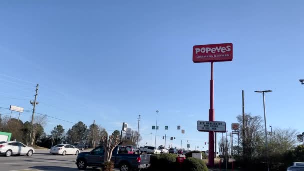 Augusta Usa Now Hiring Message Popeyes Fried Chicken Street Sign — Vídeo de stock