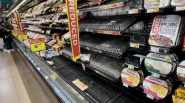 Grovetown, Ga USA - 01: 15: 22: Gürcistan karı Kroger perakende satış mağazası insanlarının et ve boş et tabakasını seçmesini korkutuyor