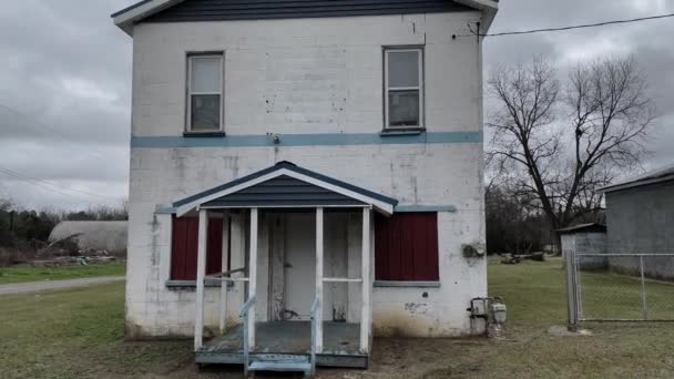Creepy Abandoned Old Red White Blue Faded Building Rural Georgia — Stockvideo