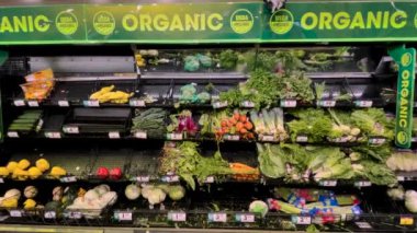 Grovetown, Ga USA - 01: 15: Gürcistan karı Kroger perakende satış mağazasını korkuttu organik ürün reyonunu zorladı