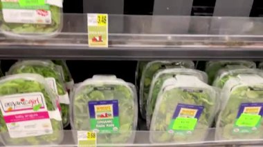 Wrens, Ga USA - 08 08: 21: Ingles perakende satış mağazasının içi, torba salatası ve tuvalet duvarı
