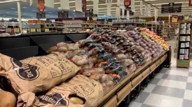 Wrens, Ga USA - 08 08: 21: Ingles perakende satış mağazasının içi içi patates ve elmaların fiyatlarıyla dolu