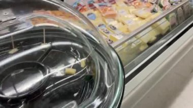 Wrens, Ga USA - 08 08 08 21: Ingles perakende satış mağazası iç mimari özel peynir ve numune standı