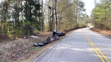 Augusta, Ga USA - 01 19 22: Ev mobilyaları terk edildi ve Wyldes yolunda yol kenarına bırakıldı