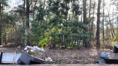 Augusta, Ga USA - 01 19 22: pan of Home mobilyaları Wyldes yolunda terk edildi ve yol kenarına bırakıldı