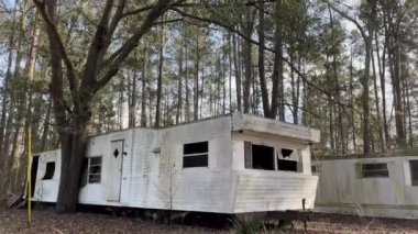 Augusta, Ga USA - 01 19 22: Pan Durano parkındaki bir karavan parkında arabaların camları kırıldı