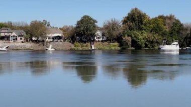 Augusta, Ga USA - 117 17: Savannah nehri üzerindeki Augusta Riverwalk tava evleri ve eski demiryolu köprüsü
