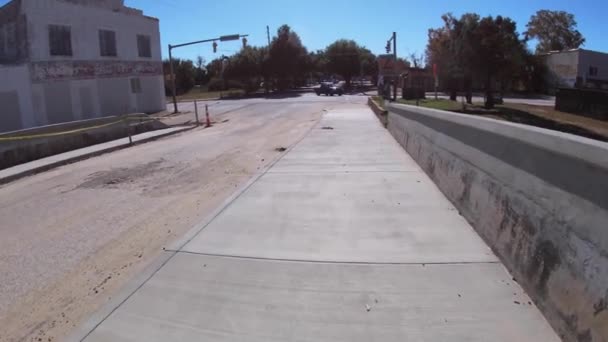 Augusta Usa Pov Caminando Una Acera Puente Centro Ciudad — Vídeo de stock