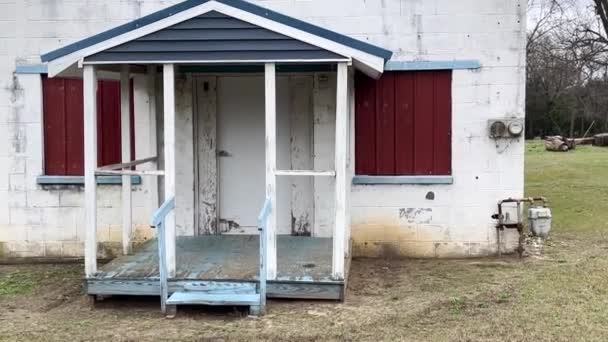 美国Ga州Burke县 在佐治亚州农村一座古老的红色 白色和蓝色废弃建筑前面倾斜 — 图库视频影像