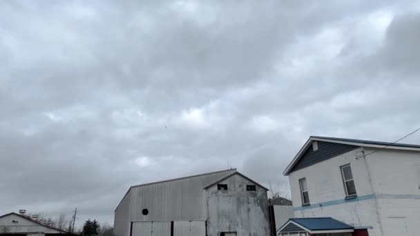 美国加州伯克县 格鲁吉亚农村一座红白蓝锡老式废弃建筑的平顶 — 图库视频影像