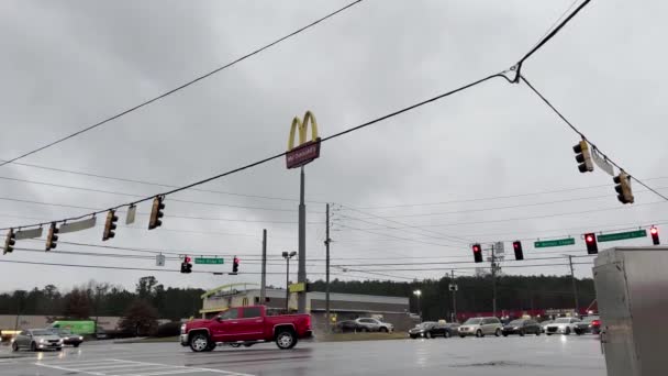 Augusta Usa Traffico Miscela Pioggia Nevischio Georgia Mcdonalds Vista Del — Video Stock