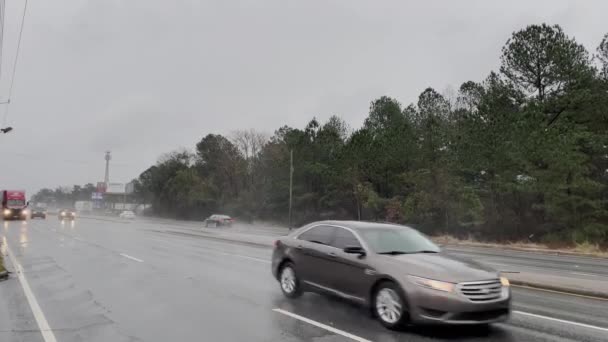 Augusta Usa Verkehr Bei Regen Und Schneeregen Georgia Sattelzug Passiert — Stockvideo
