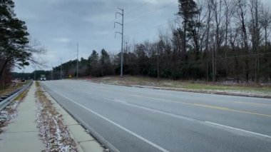 Columbia County, Ga USA - 01: 22: Gürcistan 'da nadir görülen kar trafiği Kolombiya karayolu atık yönetimi kamyonundan geçiyor 
