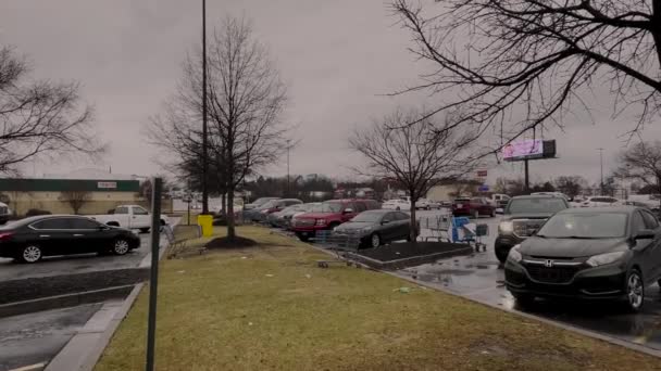 Augusta Usa Walmart Winkelwagentjes Verspreid Verkeer Parkeerplaats Tijdens Ijs Sneeuw — Stockvideo