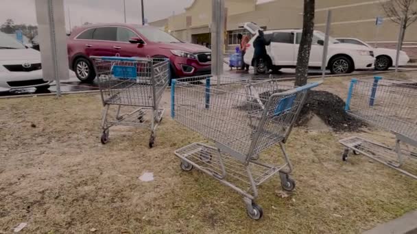 オーガスタ ガインUsa Walmartジョージア州の氷と雪の中で駐車場に散在するショッピングカートなぜ520 — ストック動画