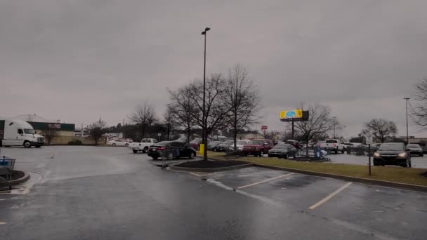 Augusta Usa Pan Walmart Winkelwagentjes Verspreid Auto Parkeerplaats Tijdens Ijs — Stockvideo