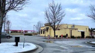 Augusta, Ga USA - 01: 22: Georgia 'da nadir görülen kar, pan Zaxby' ler Jimmie Dyess Parkway 'den geçiyor