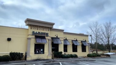 Augusta, Ga USA - 01: 22: Georgia pan Zaxby 'nin Jimmie Dyess Parkway yan girişinde nadir kar yağdı