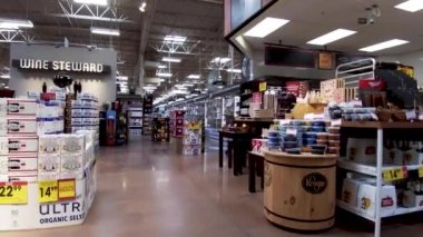 Grovetown, Ga USA - 07 17 17: Kroger perakende market tavası şarap ve bira sahasından geçiyor