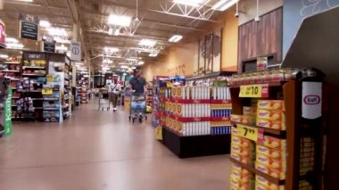 Grovetown, Ga USA - 07 17 17: 21: Kroger perakende marketi son sınıf ve yüz maskesi takan çocuklar.