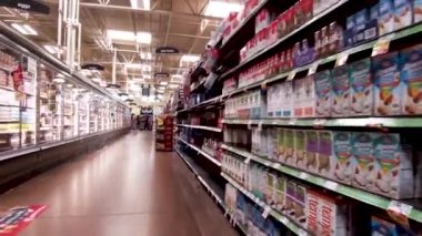 Grovetown, Ga USA - 07 17 17: Kroger perakende market tavası boş çocuk suyu reyonuna ve insanlara