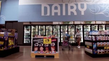 Grovetown, Ga USA - 07 17 17: Kroger perakende satış mağazası insanları mandıra alanında alışveriş yapıyorlar