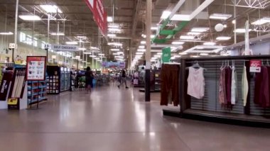 Grovetown, Ga USA - 07 17 17: 21: Kroger perakende market müdürü yüz maskesi takmadan geçiyor
