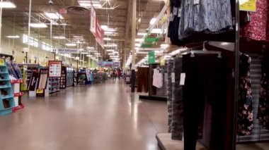 Grovetown, Ga USA - 07 17 17: 17: Marketin önündeki uzaktaki Kroger perakende satış elemanları