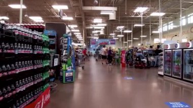 Grovetown, Ga USA - 07 17 17: Market çalışanı ve yüz maskesi takmayan müşteriler mağazanın önünde birbirlerine yakın dururlar.
