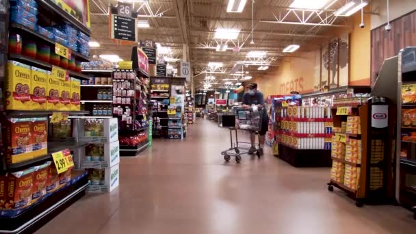 Grovetown Usa Kroger Einzelhandelsgeschäft Für Senioren Und Kinder Mit Mundschutz — Stockvideo