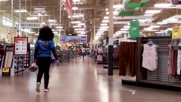 Grovetown Usa Kroger Kiskereskedelmi Élelmiszerbolt Emberek Sétálnak Távolban Bolt Előtt — Stock videók